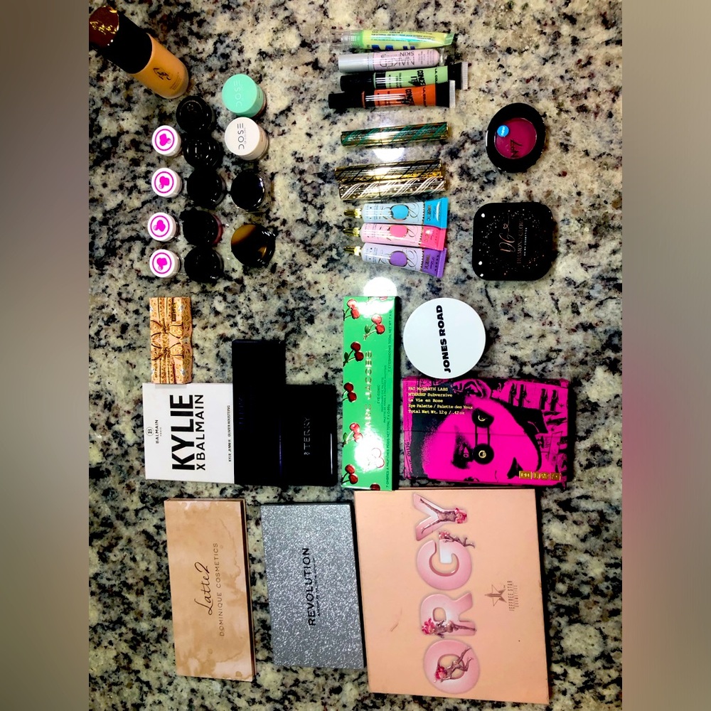 Selling bundle misc beauty bundle. Not selling separately.
